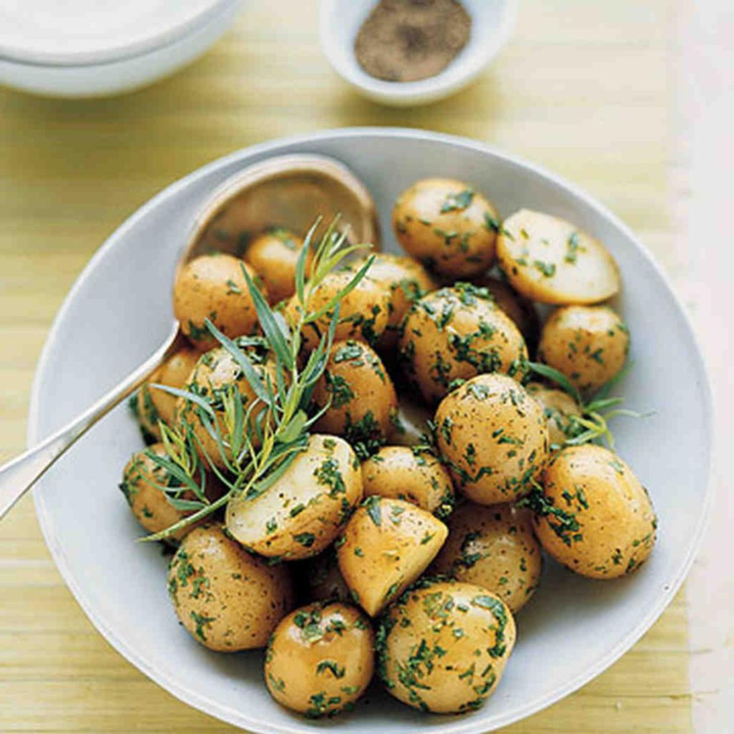 Рецепт картошки с яйцом в духовке. Картофель черри с розмарином. Картофель мини. Молодая картошка. Мини картофель с розмарином.